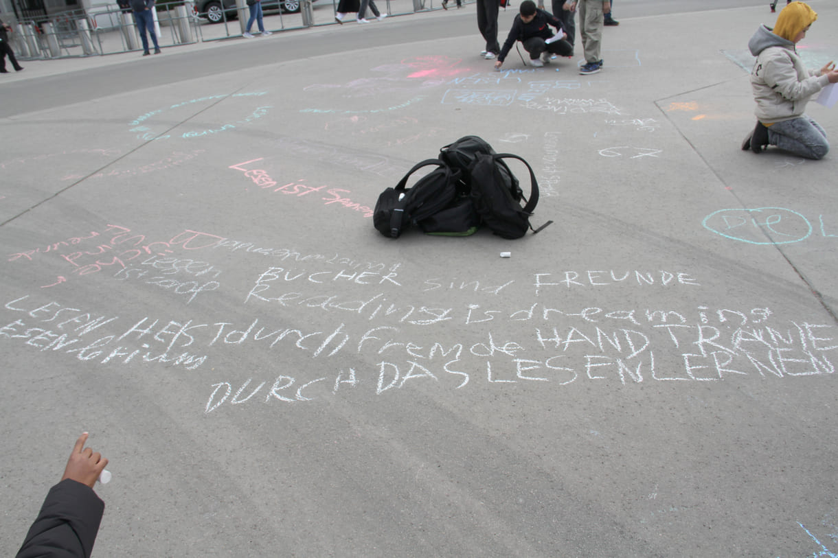 Kreideschrift-Sprüche am Ballhausplatz