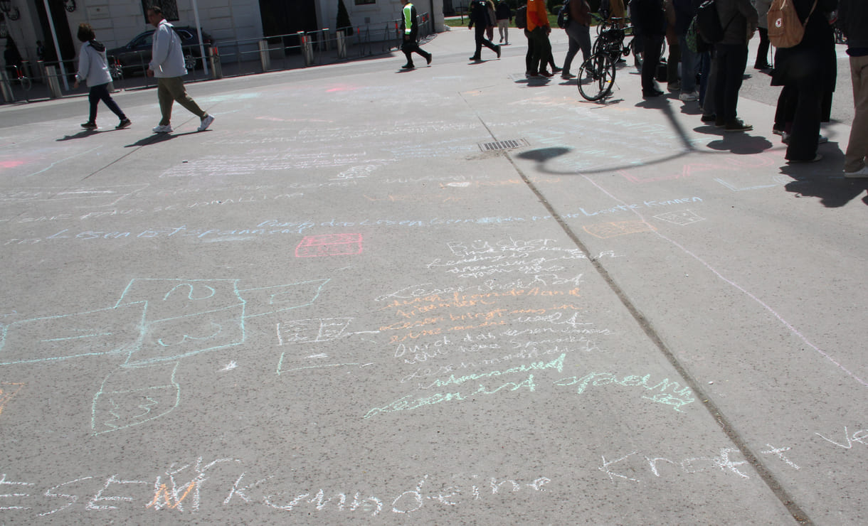 Kreideschrift-Sprüche am Ballhausplatz