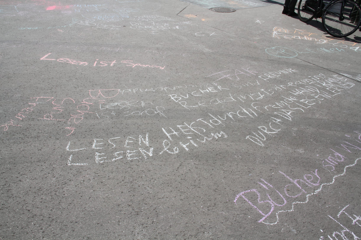 Kreideschrift-Sprüche am Ballhausplatz