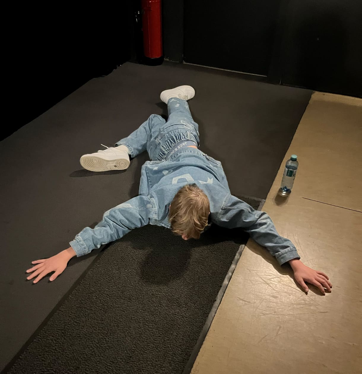 Finn Vogels demonstriert im leeren Kinosaal wie er sich im Film für den 