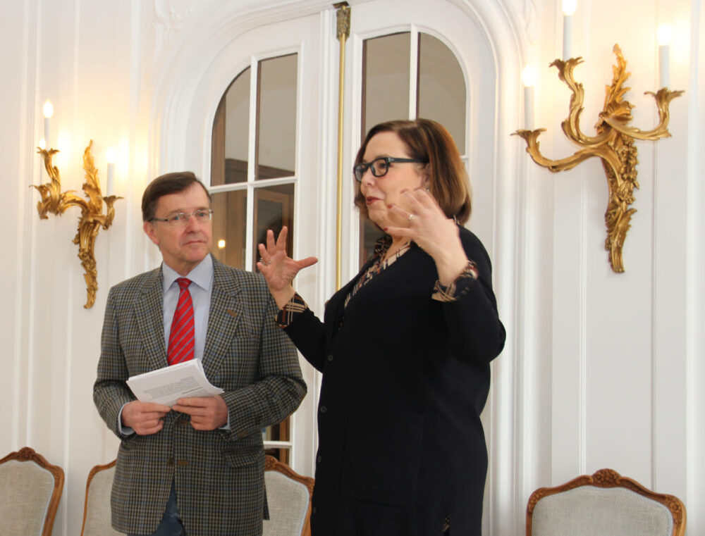 Moderator Michael Danzler mit der stellvertretenden schwedischen Botschafterin Helena Zimmerdahl