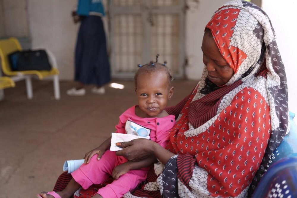UNICEF und Partner unterstützen die Untersuchung auf Unterernährung und die Behandlung, damit betroffene Kinder überleben können