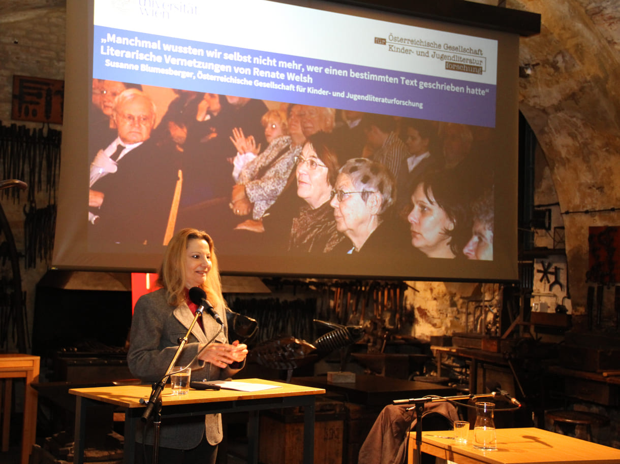 Susanne Blumesberger, Obfrau der Österreichischen Gesellschaft für Kinder- und Jugendliteraturforschung sowie Mitherausgeberin der Fachzeitschrift libri liberorum, Zeitschrift der Österreichischen Gesellschaft für Kinder- und Jugendliteraturforschung, über 