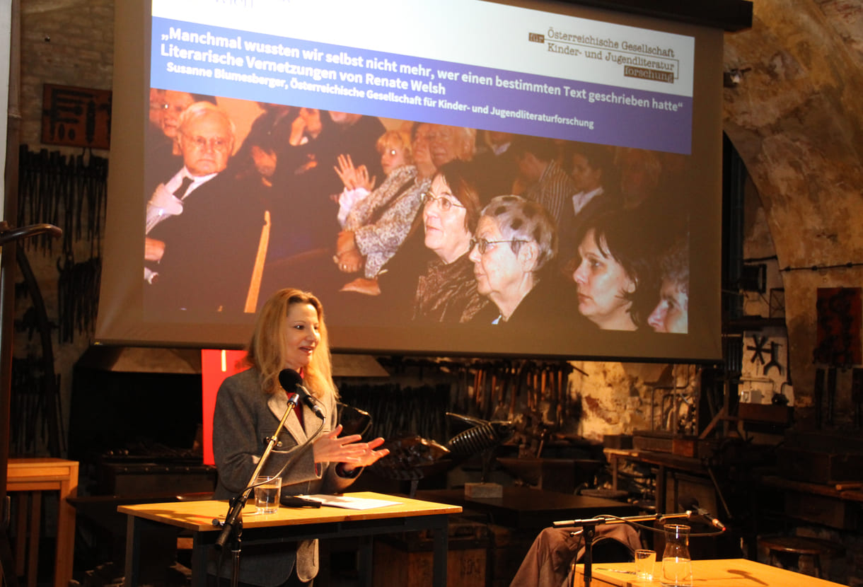 Susanne Blumesberger, Obfrau der Österreichischen Gesellschaft für Kinder- und Jugendliteraturforschung sowie Mitherausgeberin der Fachzeitschrift libri liberorum, Zeitschrift der Österreichischen Gesellschaft für Kinder- und Jugendliteraturforschung, über 