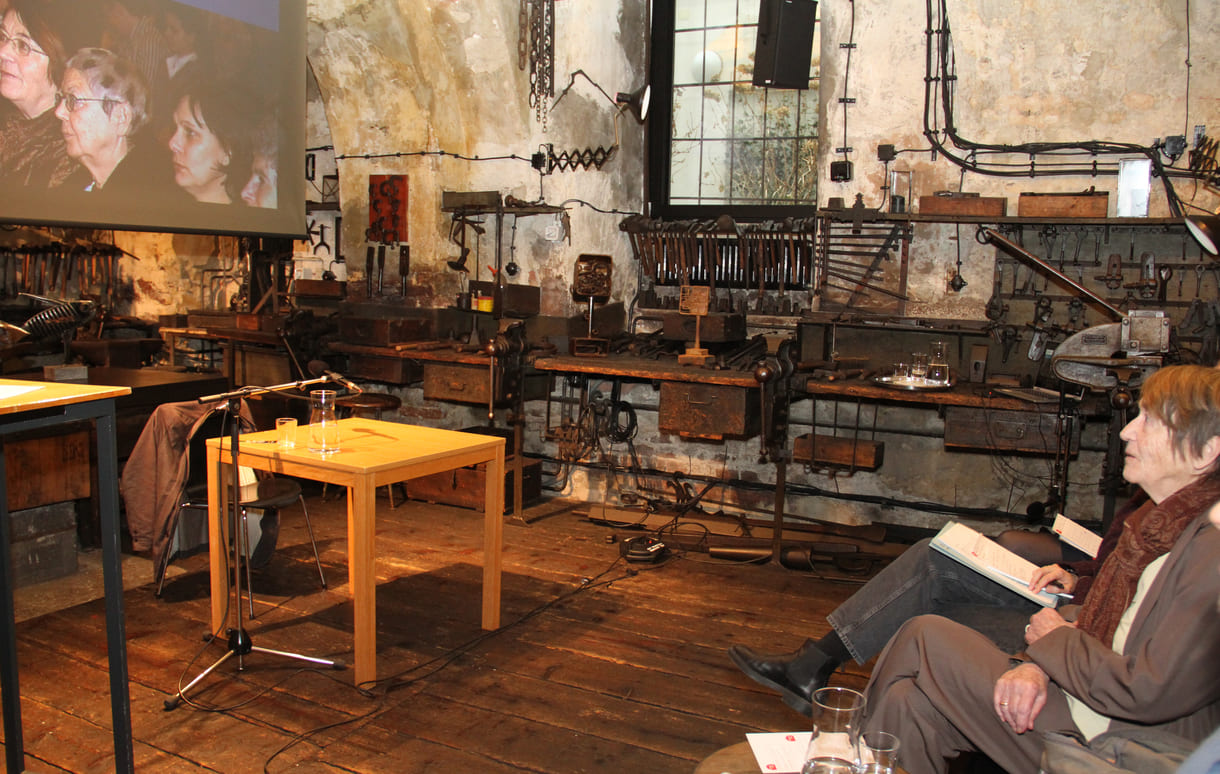 Aufmerksame Zuhörerin auch bei Susanne Blumesbergers Vortrag: Reante Welsh in der ersten Reihe