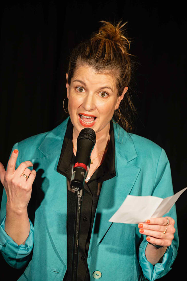 Suse Lichtenberger als Solo-Kabarettistin