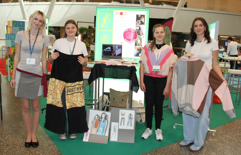 Jana Habernig, Maja Schellauf, Jana Emig-Ulbel und Louisa Rappold vertraten insgesamt zwei Dutzend Schüler:innen die Kleidungsstücke modisch upcycelten...