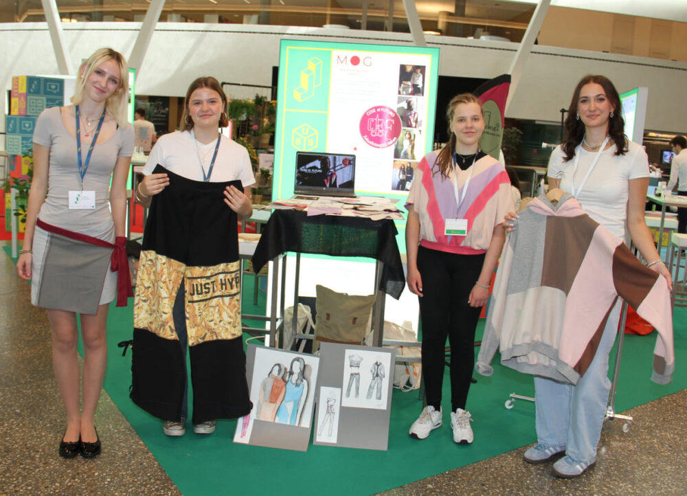Jana Habernig, Maja Schellauf, Jana Emig-Ulbel und Louisa Rappold vertraten insgesamt zwei Dutzend Schüler:innen die Kleidungsstücke modisch upcycelten...