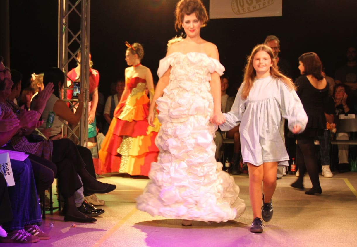 Desgner:innen, die bei der Show anwesend waren mit "ihren" Models auf dem Laufsteg