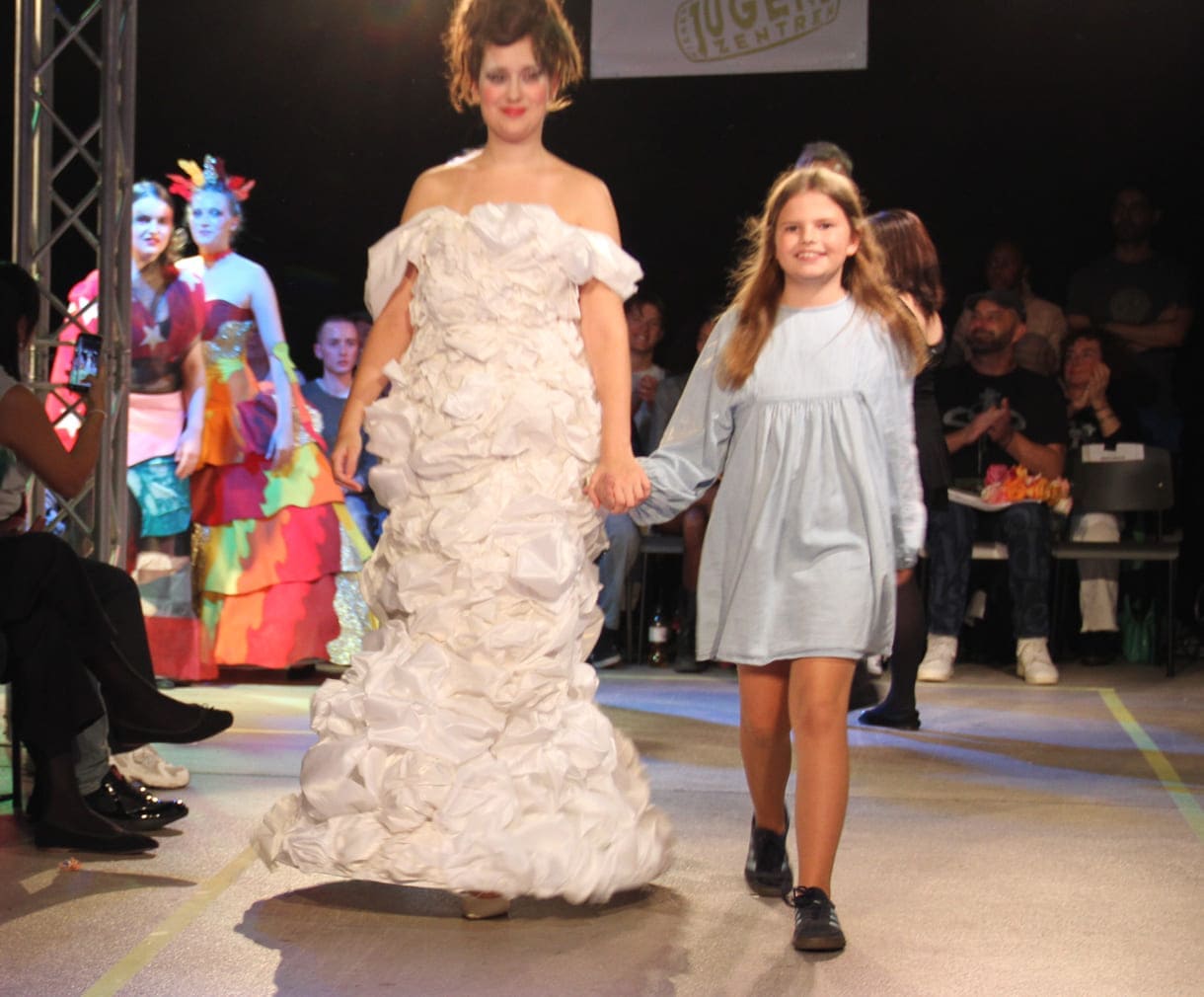 Desgner:innen, die bei der Show anwesend waren mit "ihren" Models auf dem Laufsteg