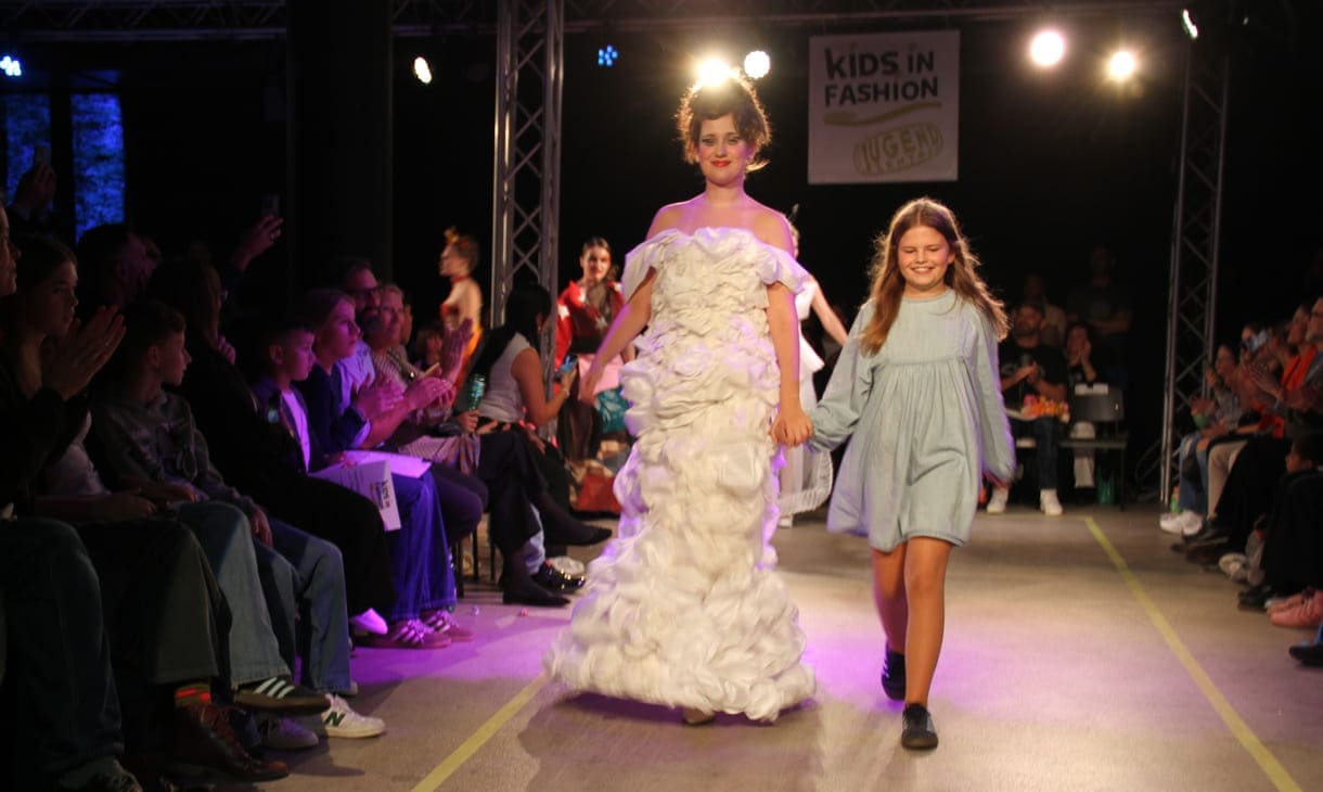 Desgner:innen, die bei der Show anwesend waren mit "ihren" Models auf dem Laufsteg