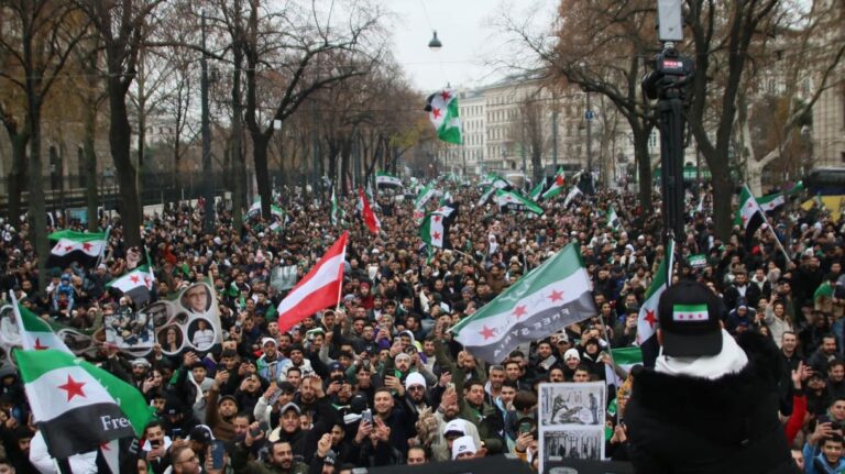 Demonstration als Freudenkundgebung über den Sturz des Jahrzentelang-Diktators Assad in Syrien