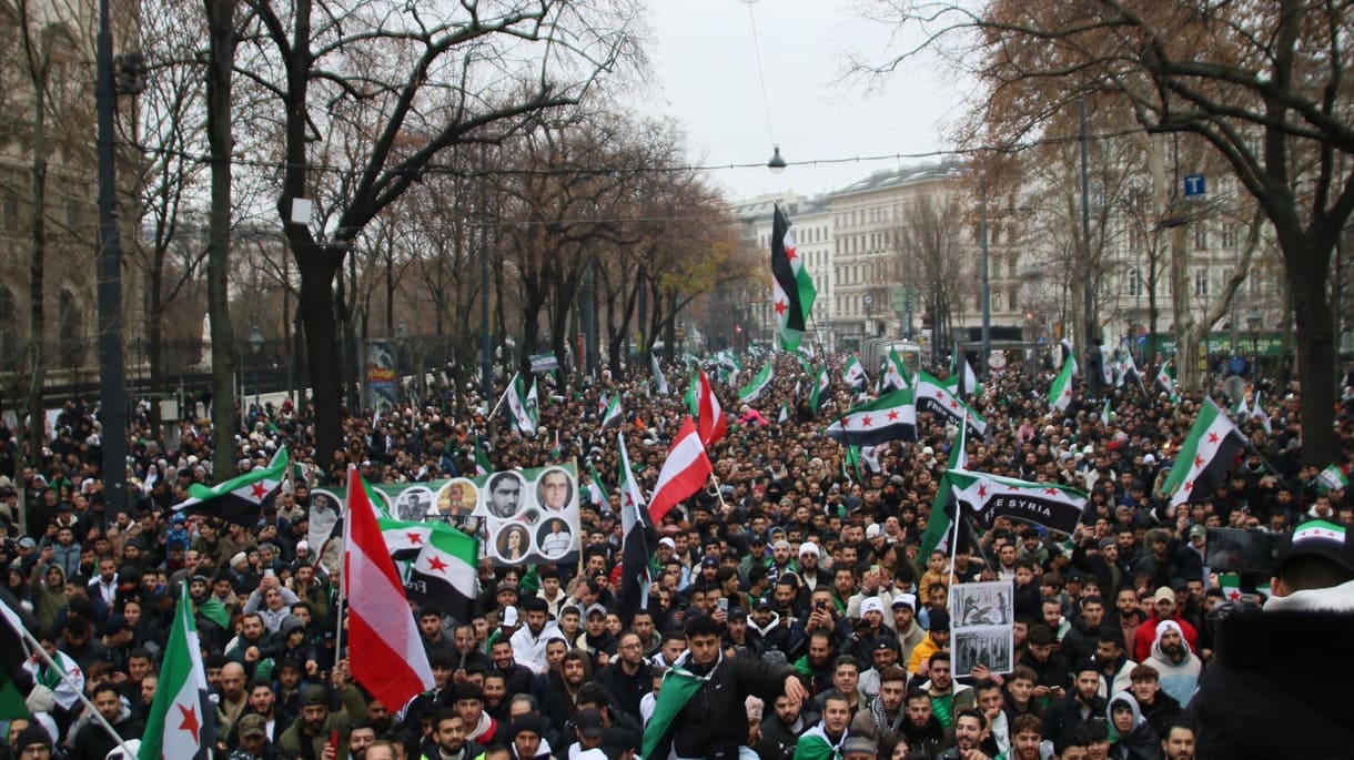 Demonstration als Freudenkundgebung über den Sturz des Jahrzentelang-Diktators Assad in Syrien