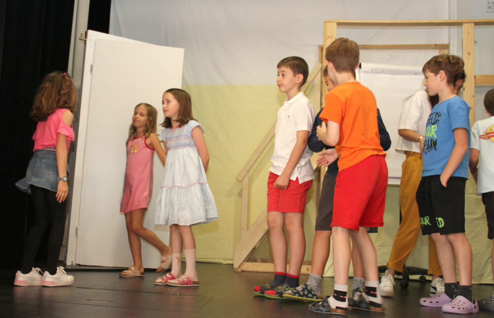 Eine der Szenen in der Bühnen-Schulklasse