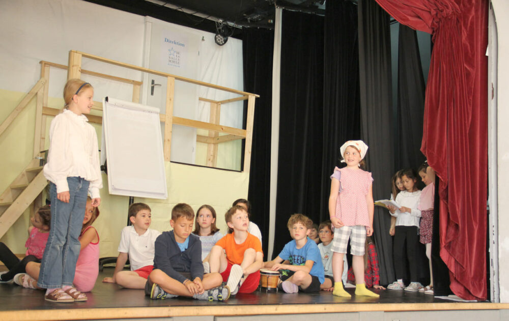 Eine der Szenen in der Bühnen-Schulklasse