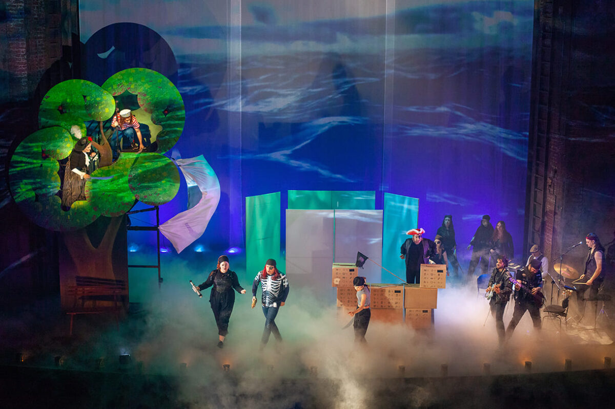 Szenenfoto aus dem Musical "Die Omama im Apfelbaum" im Wiener Raimund Theater