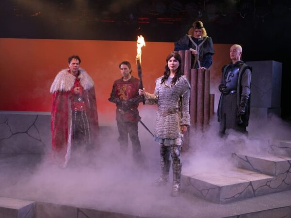 Szenenfoto aus "Jeann d'Arc" im Wiener Rabenhoftheater in Kooperation mit dem Theater der Jugend