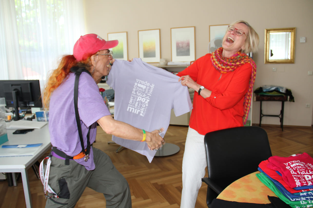 Friedens-Schul-T-Shirt für KiJuKU, überreicht von der Direktorin der Mittelschule Seitenstetten