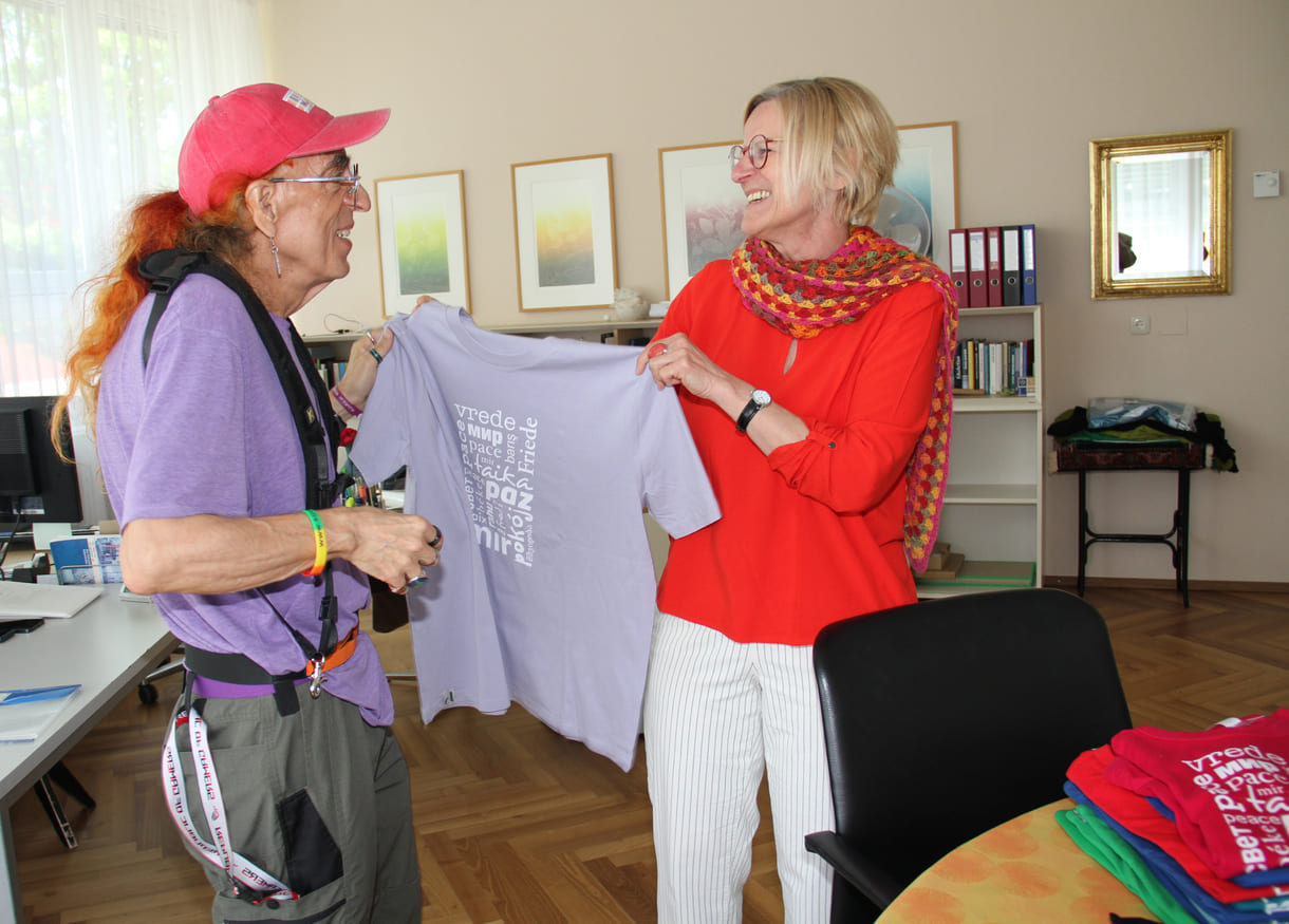 Friedens-Schul-T-Shirt für KiJuKU, überreicht von der Direktorin der Mittelschule Seitenstetten