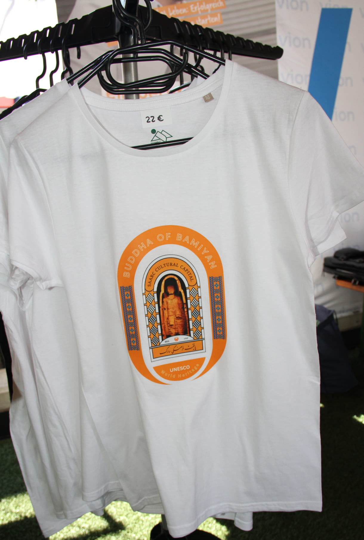 T-Shirts mit Motiven von Wien bis Bamiyan - mit den (damals noch nicht gesprengten) Riesen-Buddha-Statuen