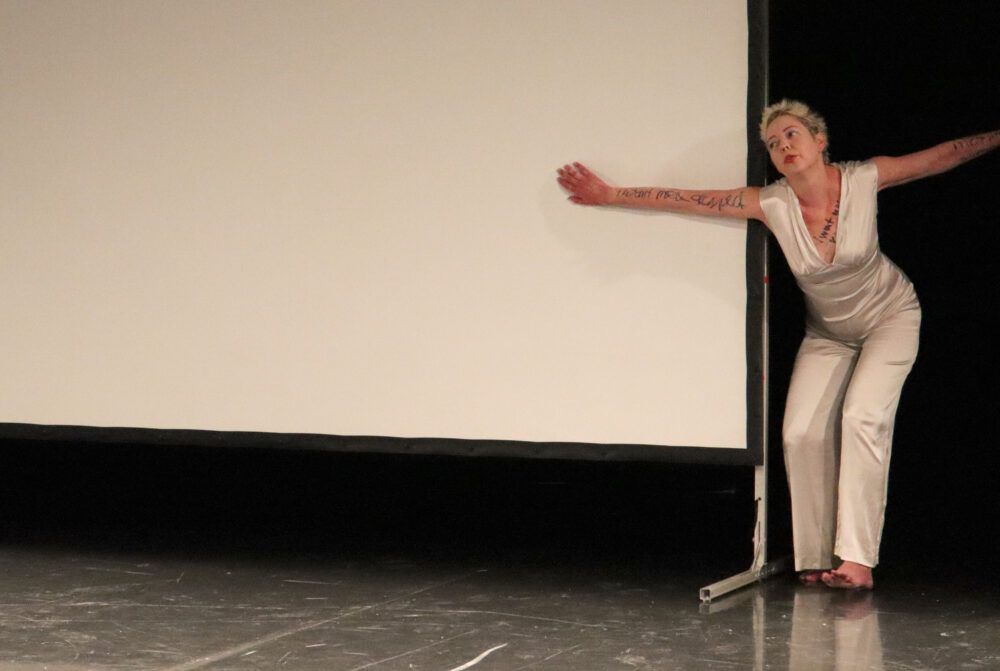 Butoh-Tanzperformance von Marion Steinfellner eim Auftakt zum 5. Tag der Elementarbildung im Dschungel Wien