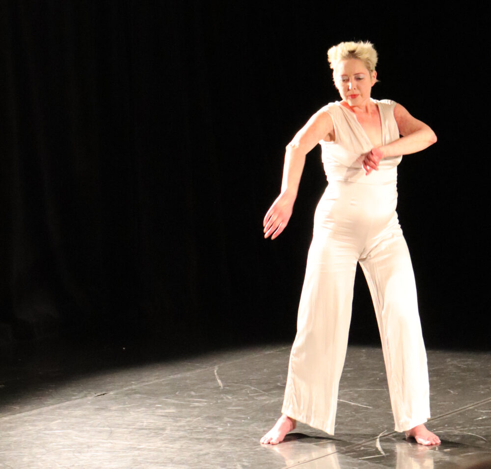 Butoh-Tanzperformance von Marion Steinfellner eim Auftakt zum 5. Tag der Elementarbildung im Dschungel Wien