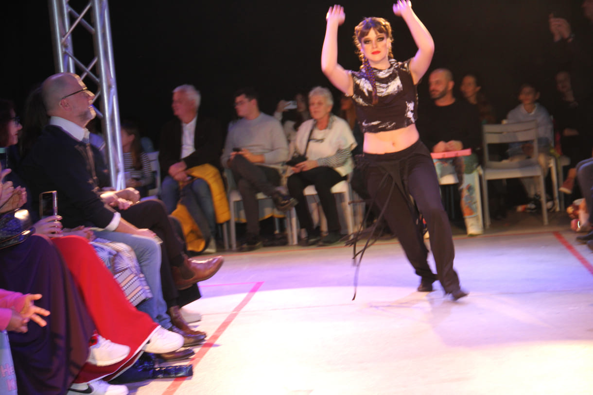 Junge Tänzerinnen der Gruppe 