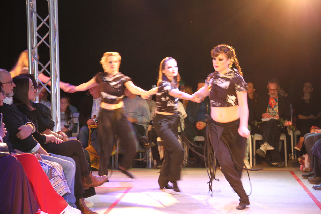 Junge Tänzerinnen der Gruppe 