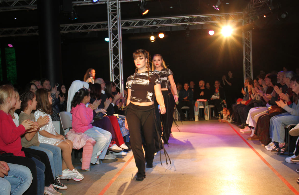 Junge Tänzerinnen der Gruppe 