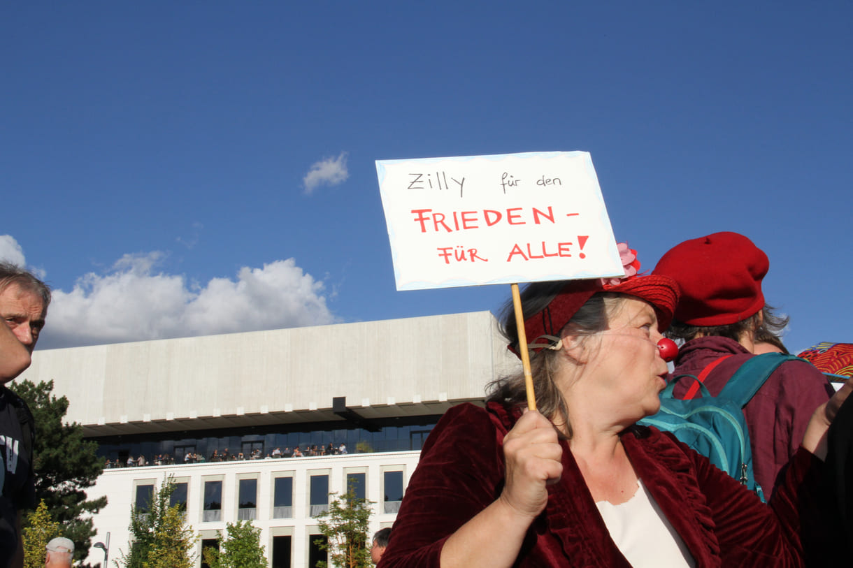 Clownin Zilly mit einer kleinen Schrifttafel: 