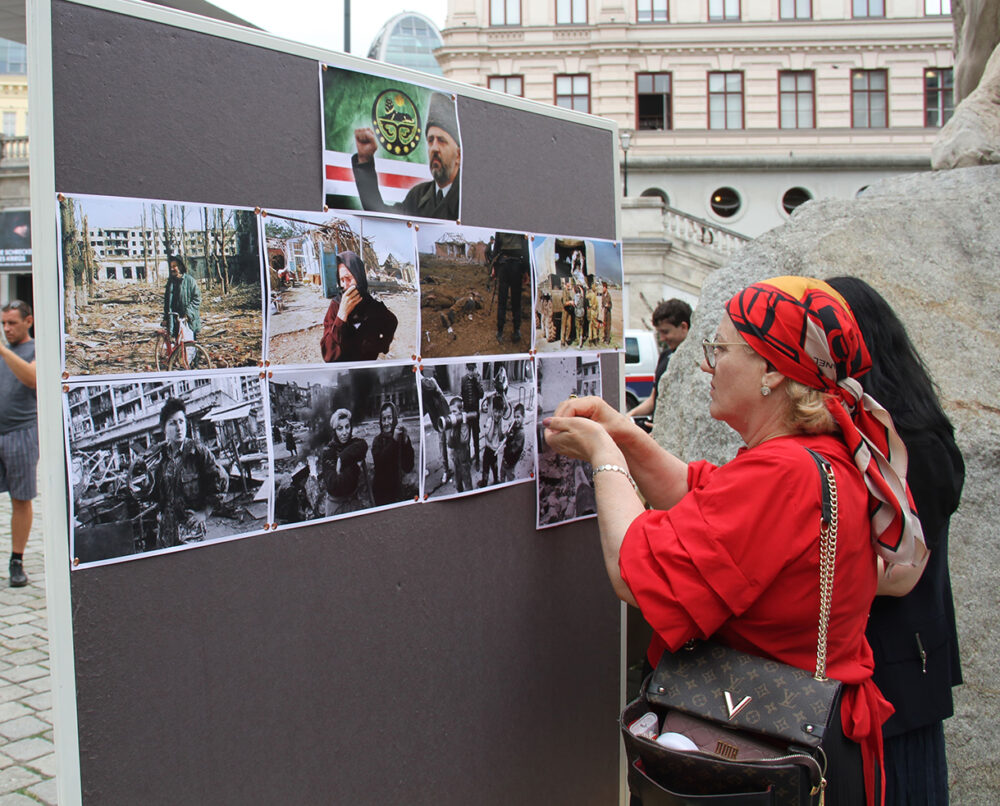 Gestaltung einer info-Tafel über Opfer der Kriege in Tschetschenien