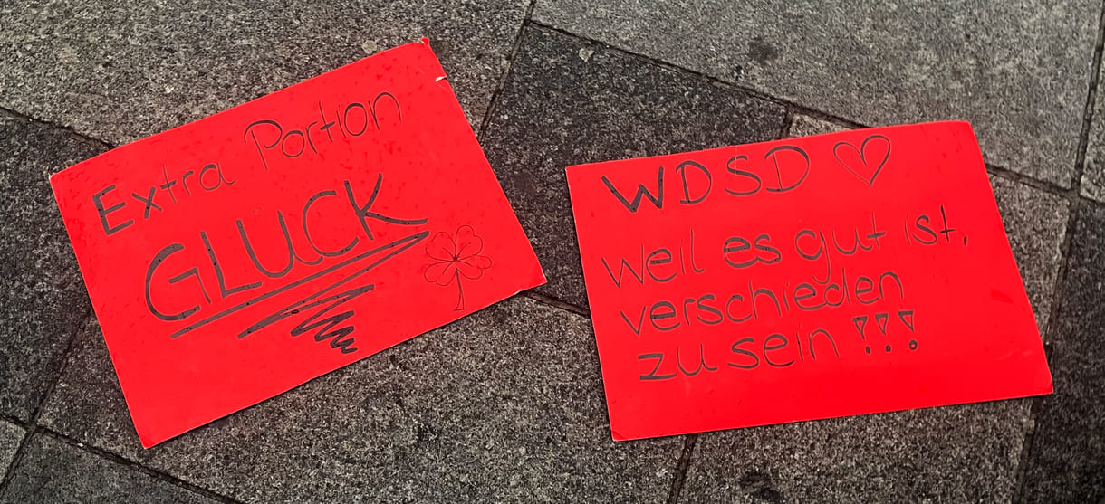 Karton-Tafeln mit handschriftlichen Sprüchen zum Welt-Down-Syndrom-Tag