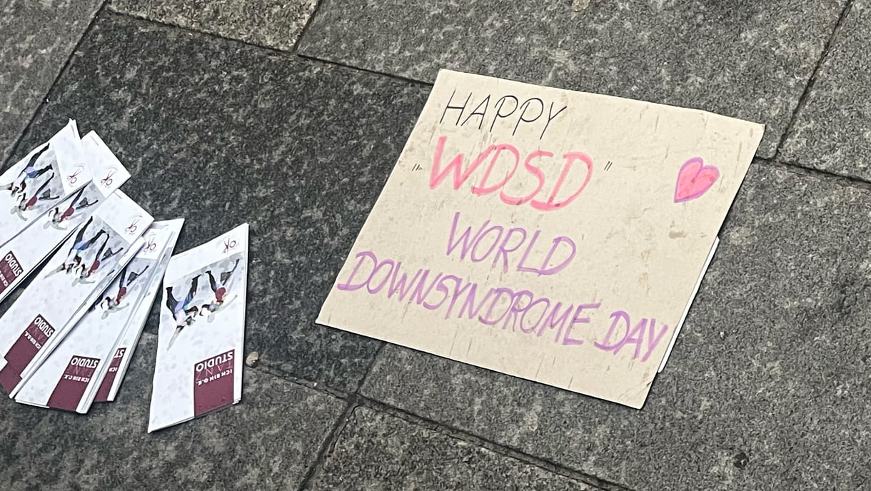 Karton-Tafeln mit handschriftlichen Sprüchen zum Welt-Down-Syndrom-Tag