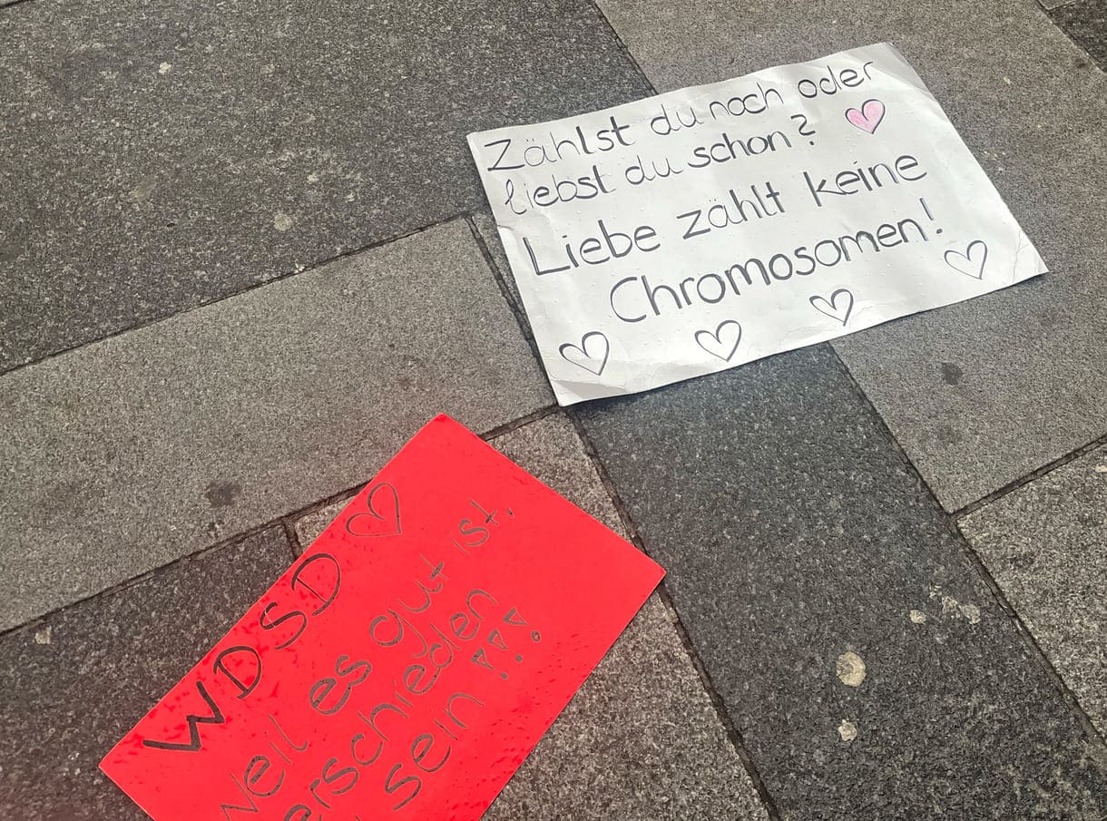 Karton-Tafeln mit handschriftlichen Sprüchen zum Welt-Down-Syndrom-Tag