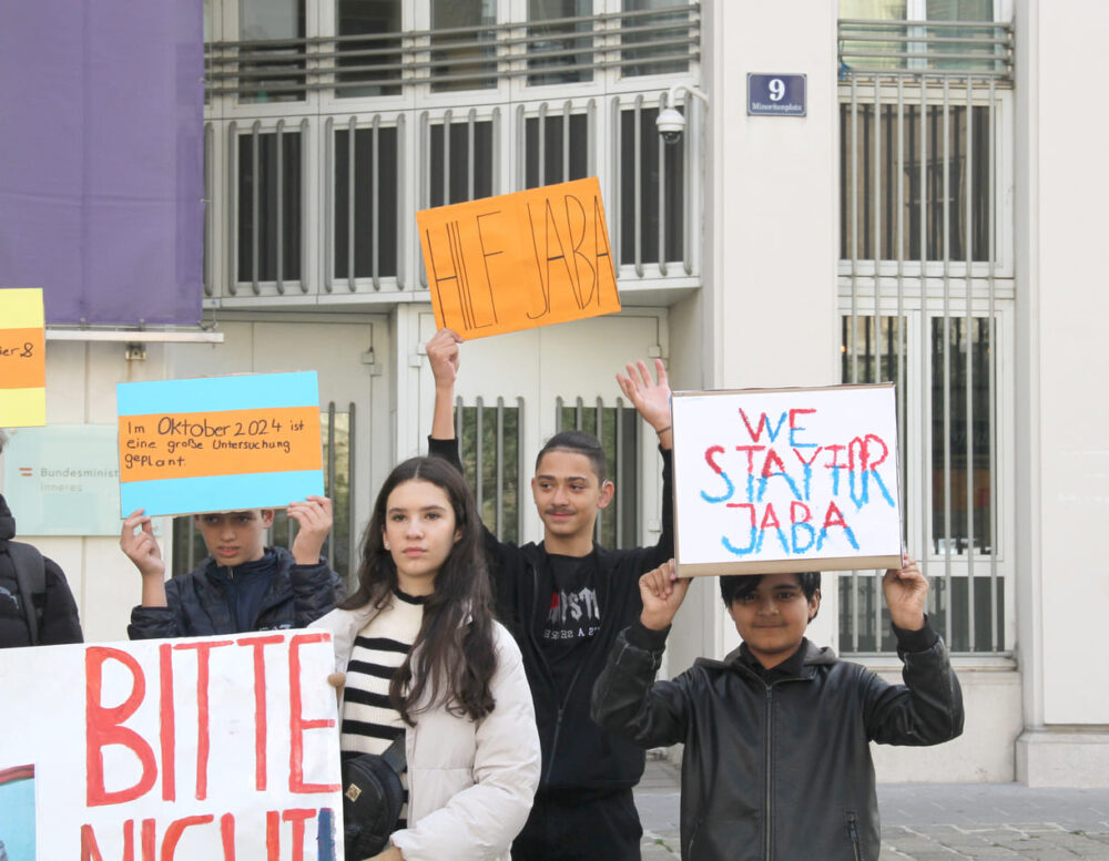 Schüler:innen mit Protest-Tafeln