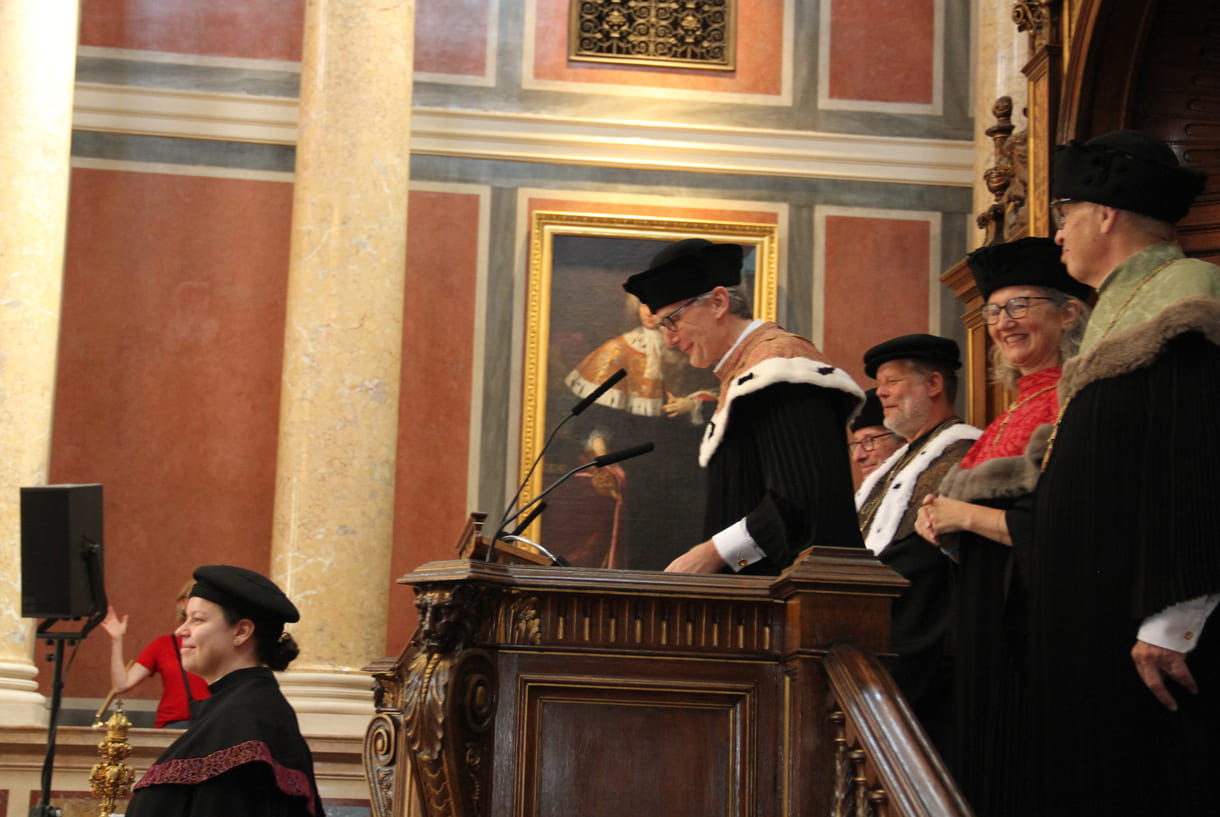 Würdenträger:innen der beteiligten Universitäten in ihren traditionellen Talaren