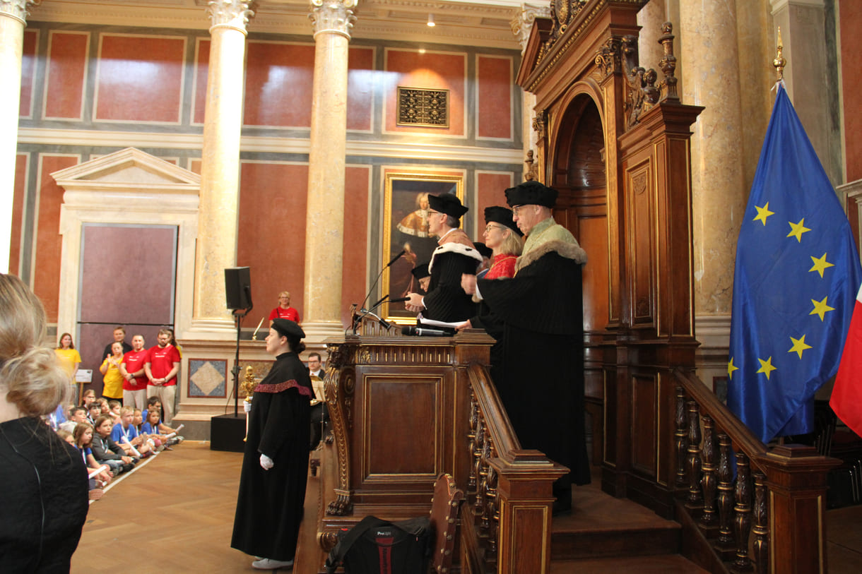 Würdenträger:innen der beteiligten Universitäten in ihren traditionellen Talaren