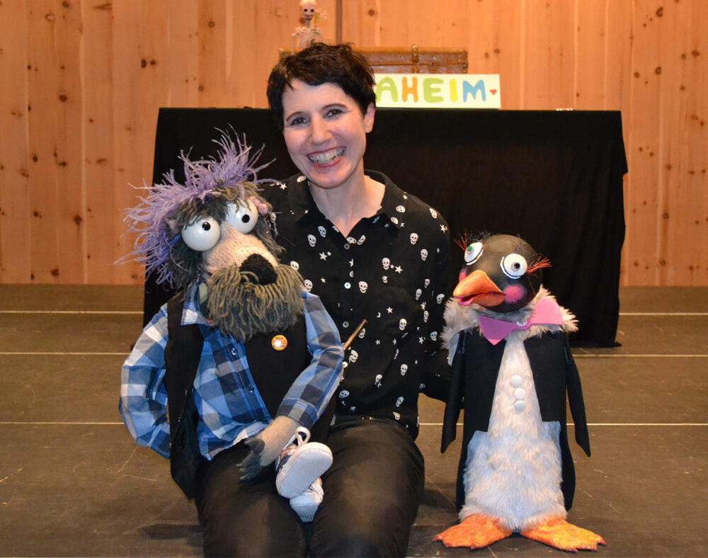 Tanja Ghetta mit ihren Reisegefährten, den beiden Puppen Easy Freezy und Fred Semmelknödel