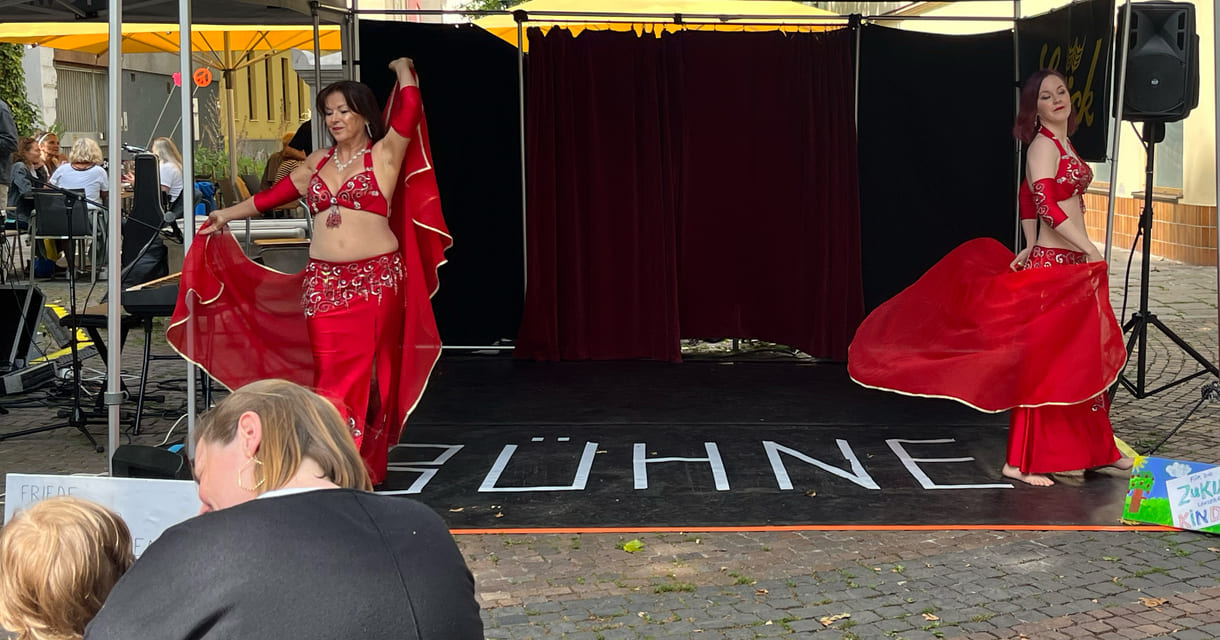 Zwei Tänerinnen der Bauchtanzgruppe 