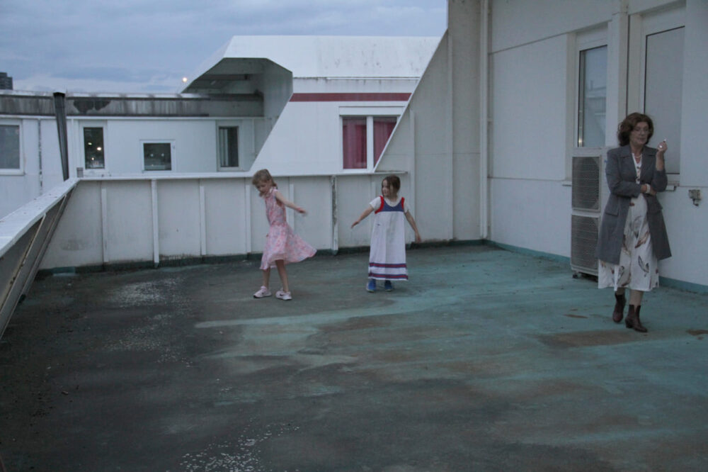 Tanzende Kinder neben dem Festsaal an Deck des Schulschiffes