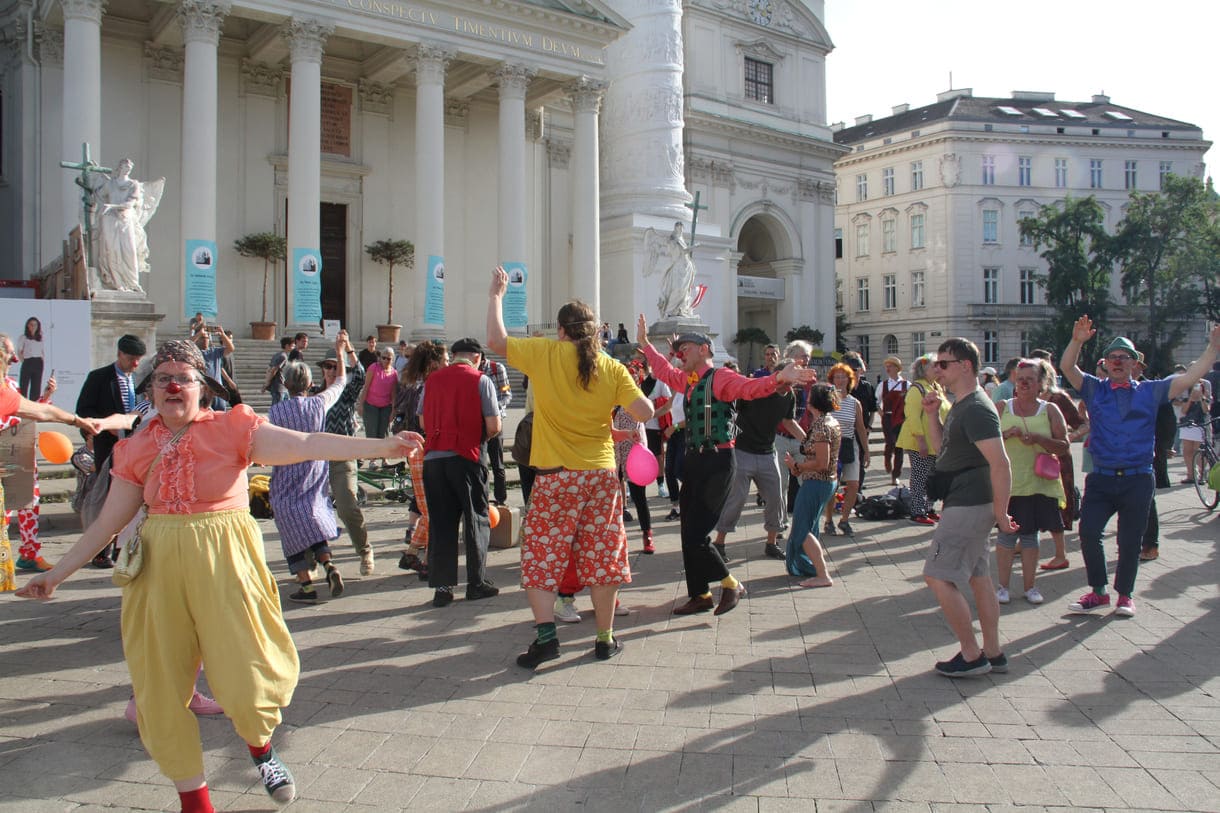 Gesang, Tanz und Lachen auf dem Karlsplatz