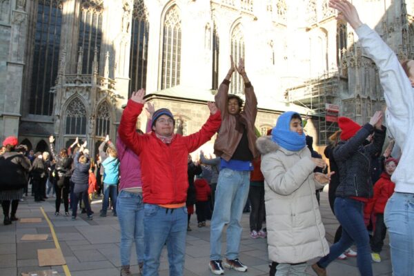 Tanz-Flashmob von "Ich bin O.K." zum Welt-DownSyndrom-Tag auf dem Wiener Stephansplatz