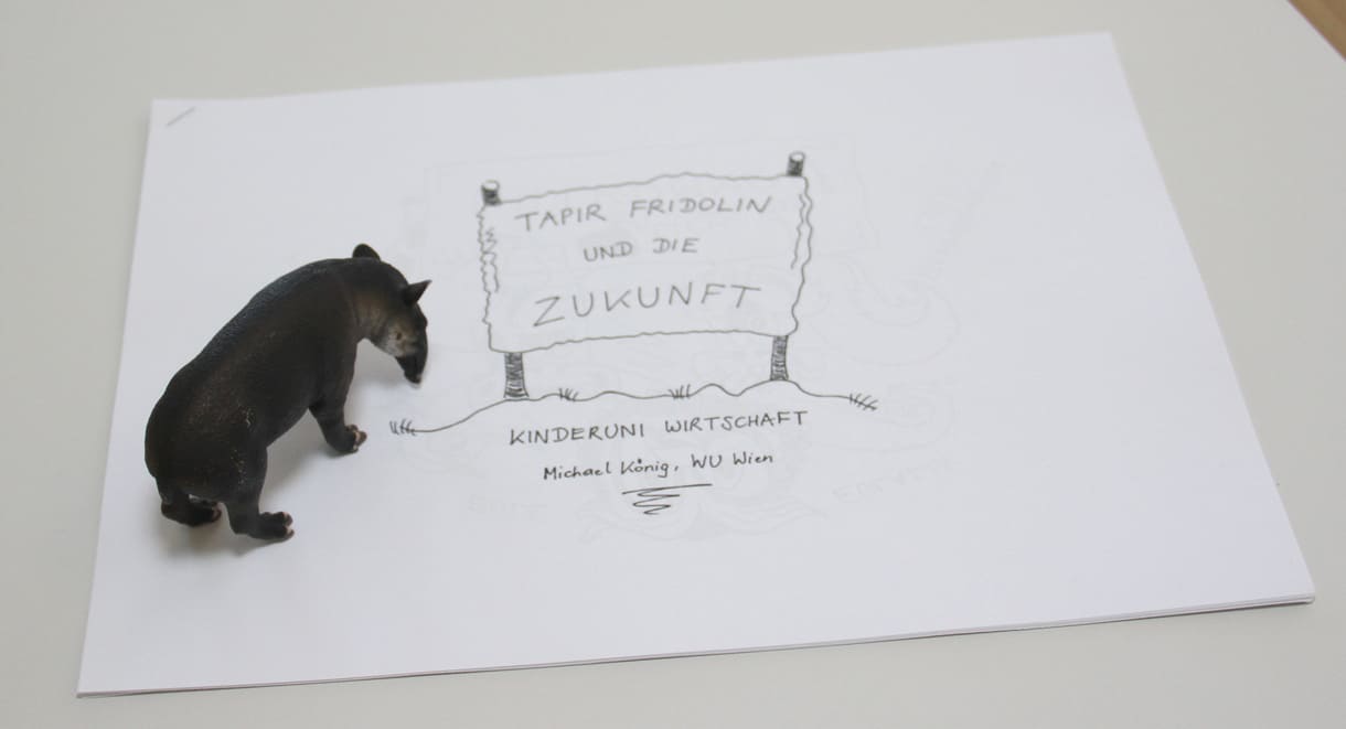 Der Vortragende hat auch einen Spielzeug-Tapir zur Ansicht mitgebracht und sein gezeichnetes Skript
