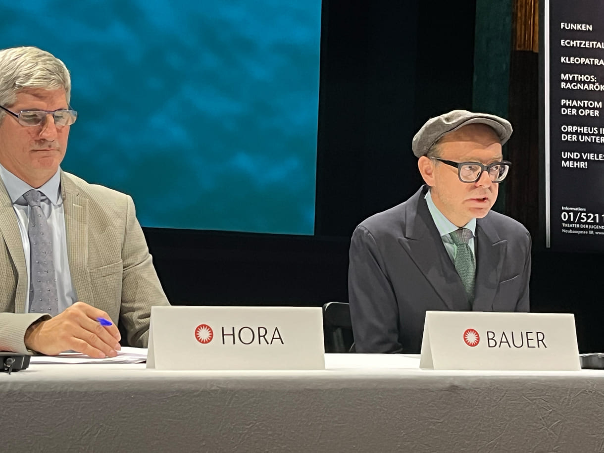 Kaufmännischer Direktor Ronald Hora und Chefdramaturg sowie stv. Künslterischer Leiter Gerald Maria Bauer auf dem Podium vor der großen Bühne