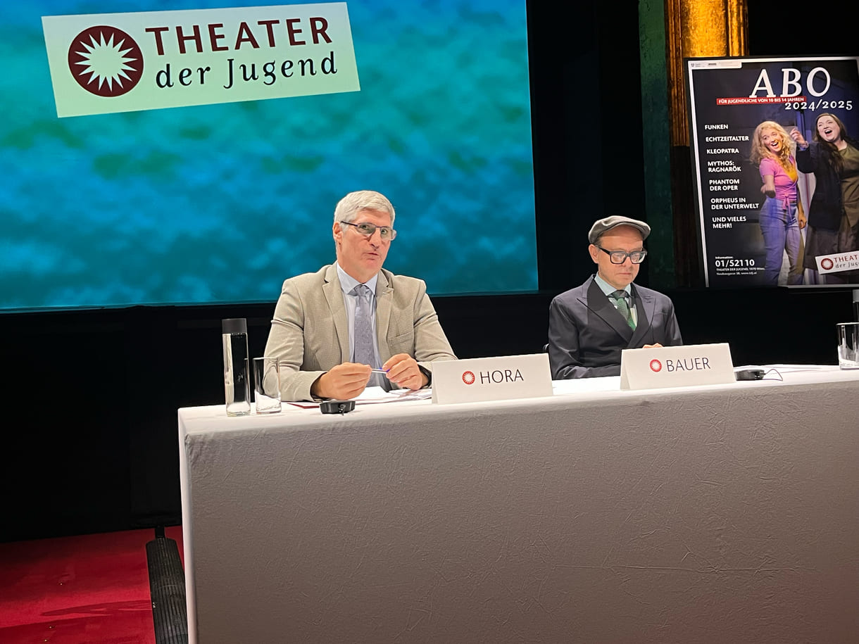 Kaufmännischer Direktor Ronald Hora und Chefdramaturg sowie stv. Künslterischer Leiter Gerald Maria Bauer auf dem Podium vor der großen Bühne