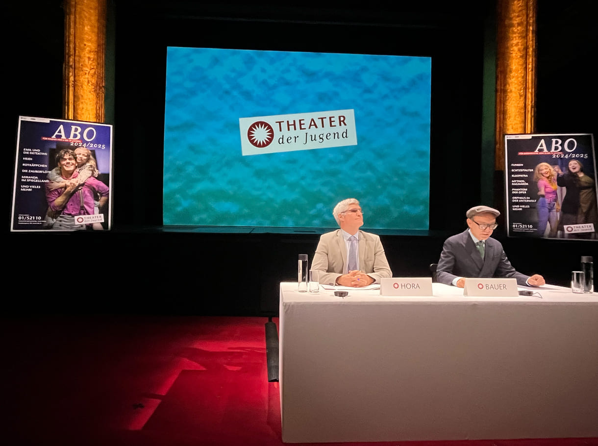 Kaufmännischer Direktor Ronald Hora und Chefdramaturg sowie stv. Künslterischer Leiter Gerald Maria Bauer auf dem Podium vor der großen Bühne