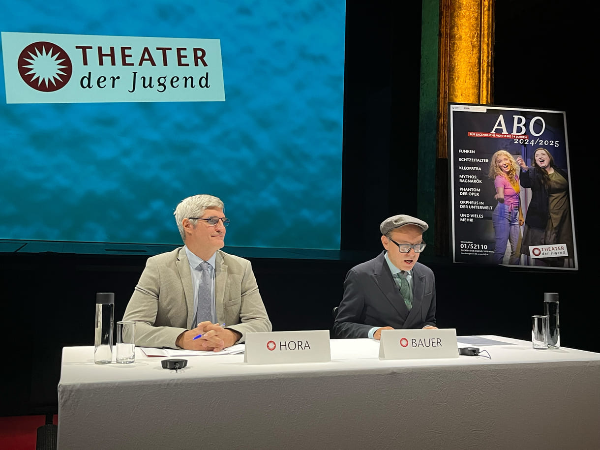 Kaufmännischer Direktor Ronald Hora und Chefdramaturg sowie stv. Künslterischer Leiter Gerald Maria Bauer auf dem Podium vor der großen Bühne