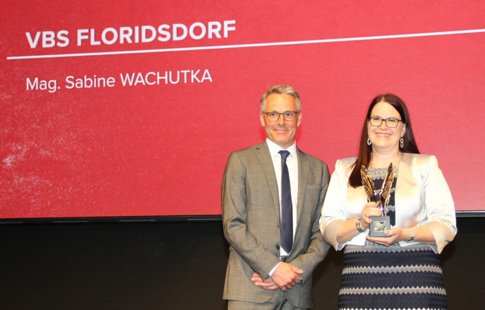 Beste Lehrperson: Sabine Wachutka aus der VBS Floridsdorf; den Merkur überreichte René Tritscher, CEO der Austrian Business Agency