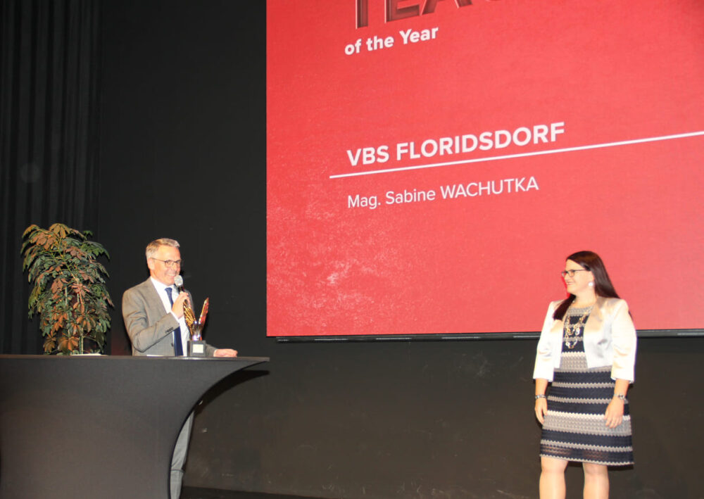 Beste Lehrperson: Sabine Wachutka aus der VBS Floridsdorf; den Merkur überreichte René Tritscher, CEO der Austrian Business Agency