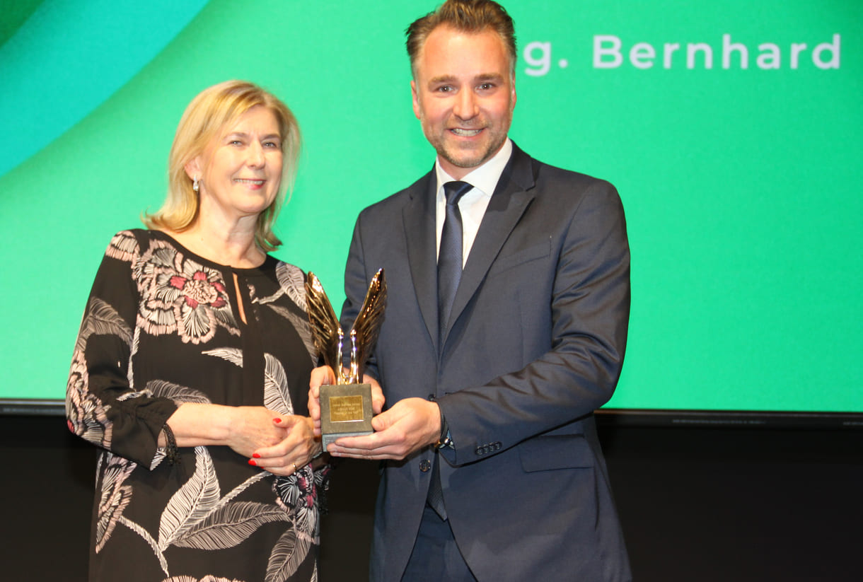 Teacher of the Year Bernhard Irschik mit seienr Laudatorin, der Bildungsdirektorin Elisabeth Fuchs